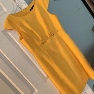 David Meister yellow dress. Classic front pockets  cap sleeve lined size 8